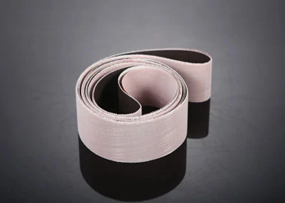 Quali sono alcune misure di sicurezza da prendere quando si utilizza un panno abrasivo?