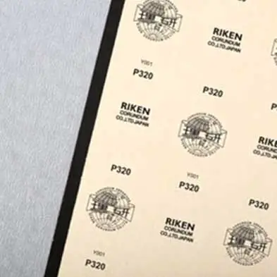 Quali grane sono disponibili per il rotolo di carta vetrata al carburo di silicio?