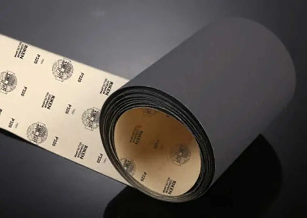 Quali grane sono disponibili per il rotolo di carta vetrata al carburo di silicio?